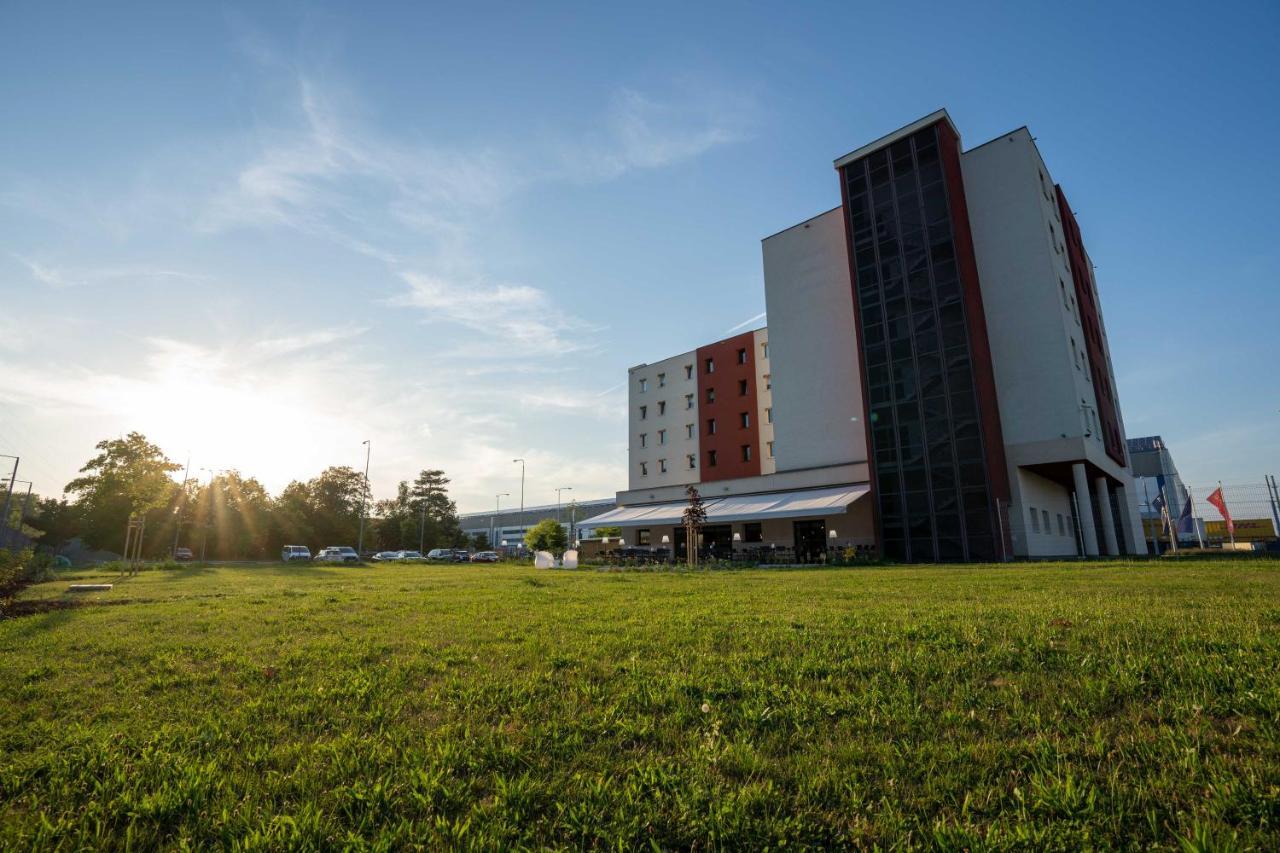 Ibis Hotel Plzen Bagian luar foto