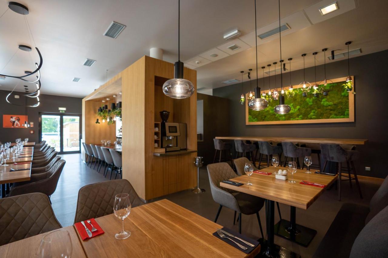 Ibis Hotel Plzen Bagian luar foto