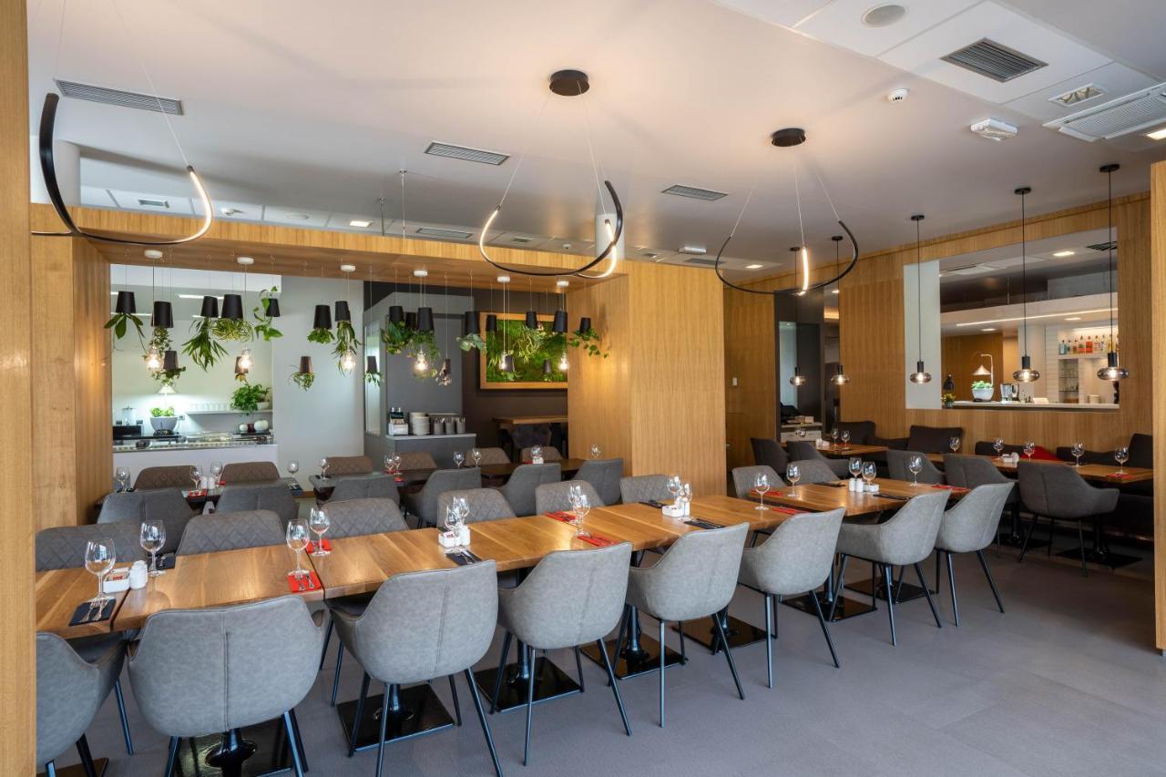 Ibis Hotel Plzen Bagian luar foto
