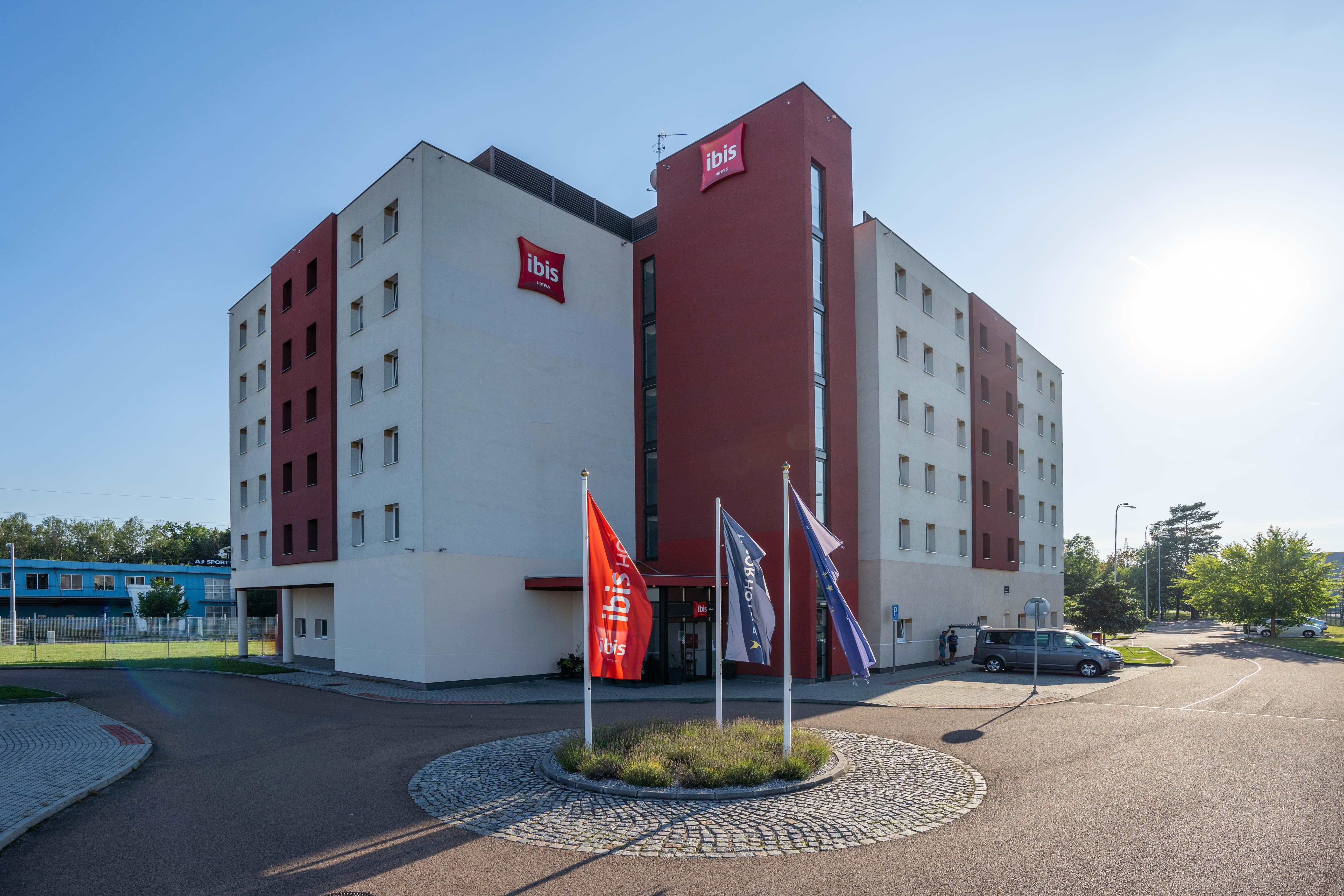 Ibis Hotel Plzen Bagian luar foto