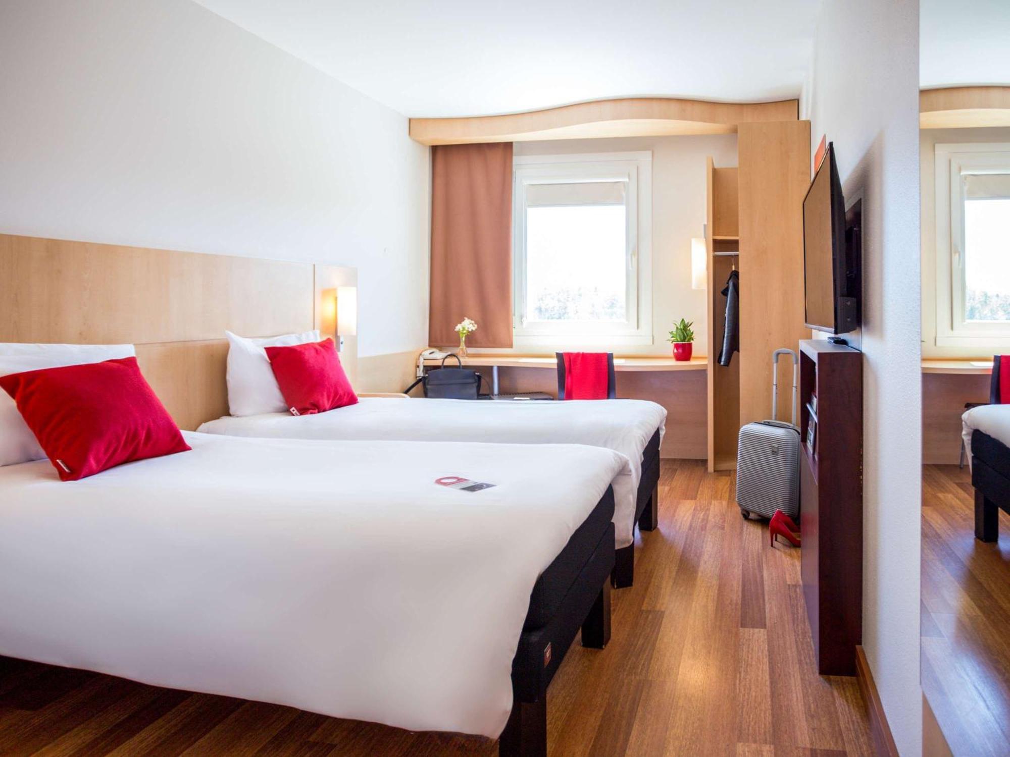 Ibis Hotel Plzen Bagian luar foto