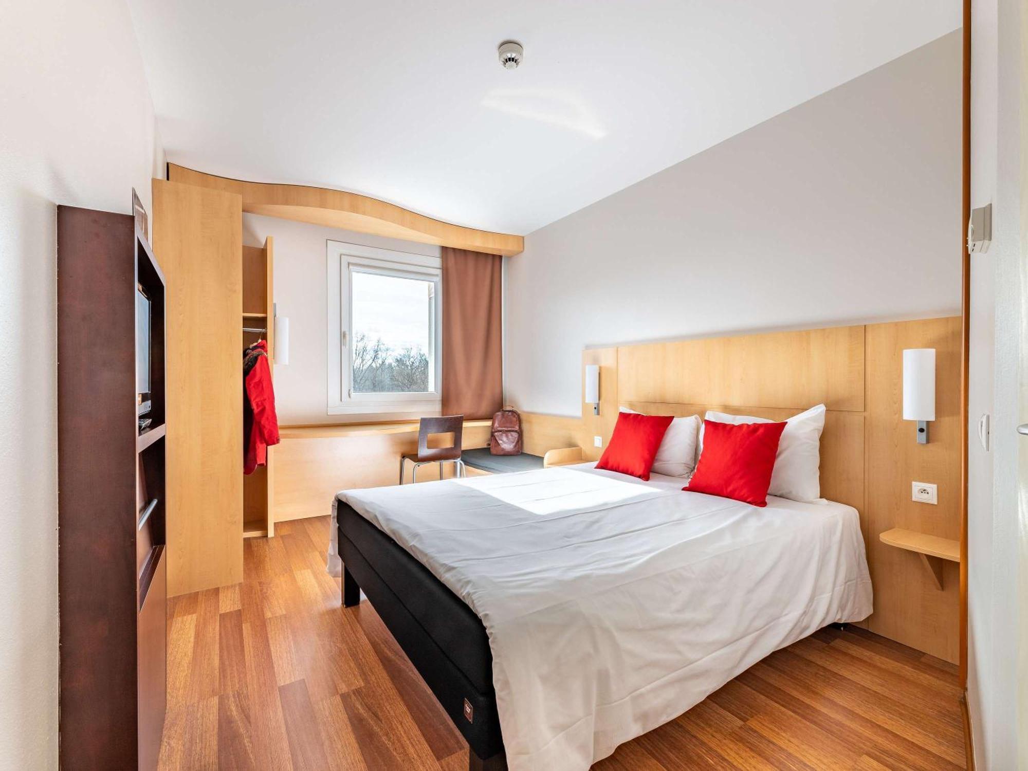Ibis Hotel Plzen Bagian luar foto
