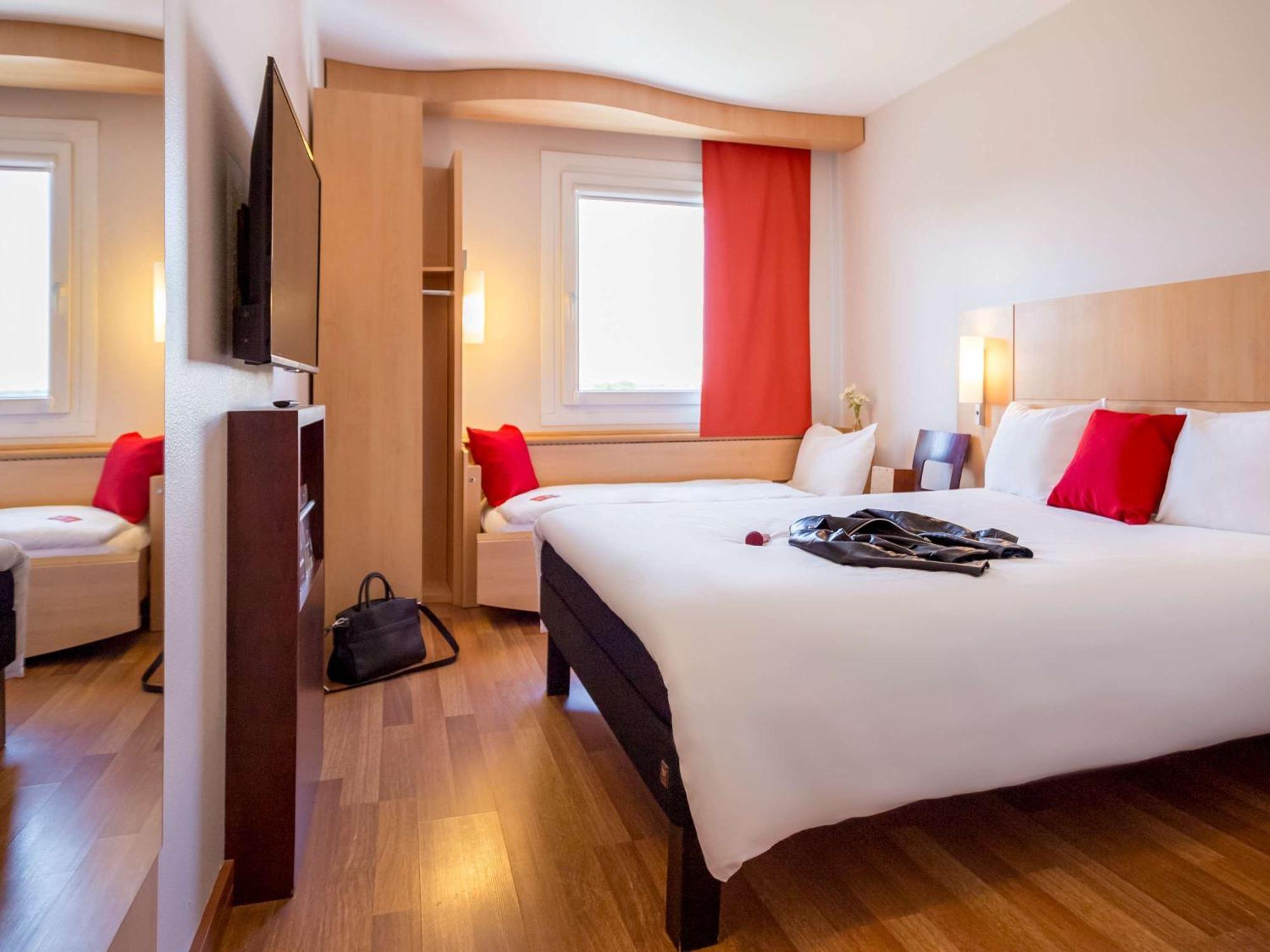Ibis Hotel Plzen Bagian luar foto