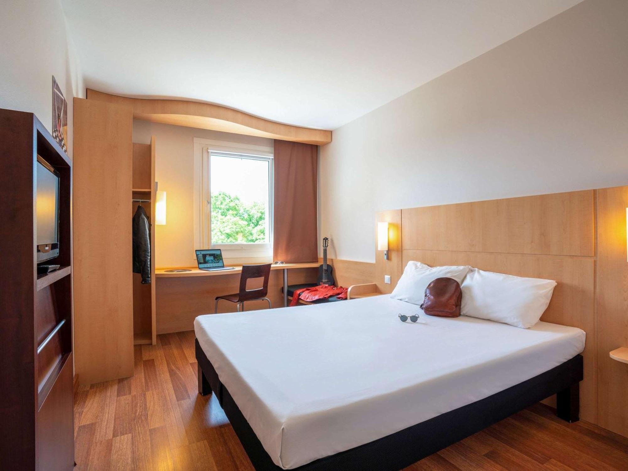 Ibis Hotel Plzen Bagian luar foto