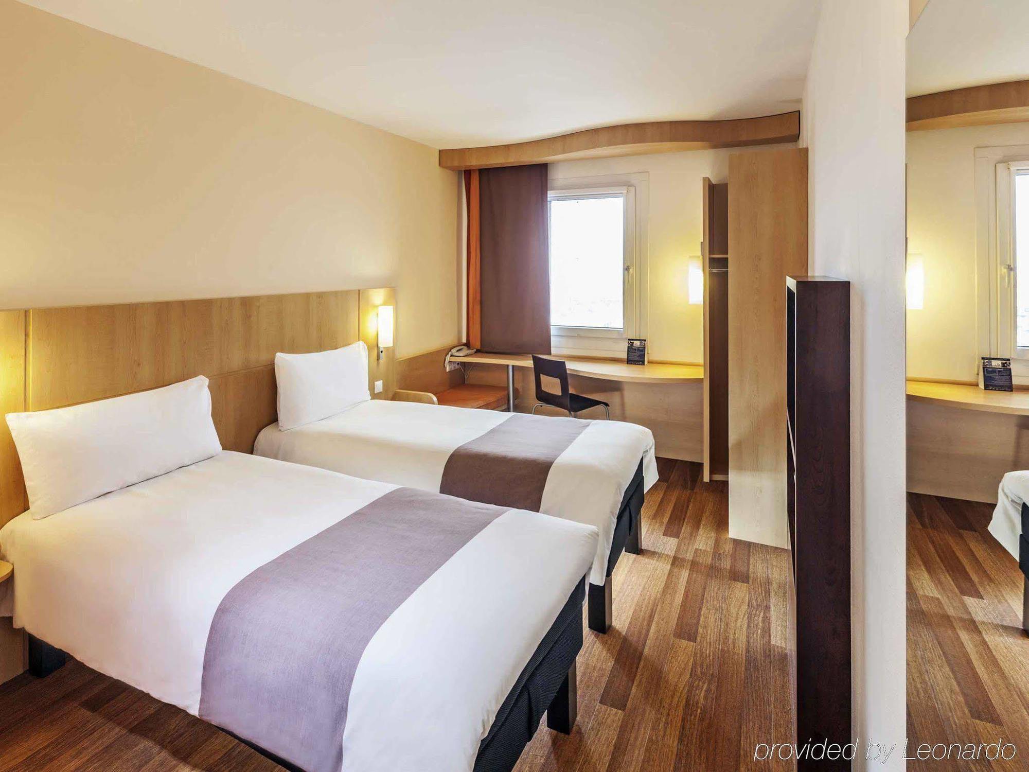 Ibis Hotel Plzen Bagian luar foto